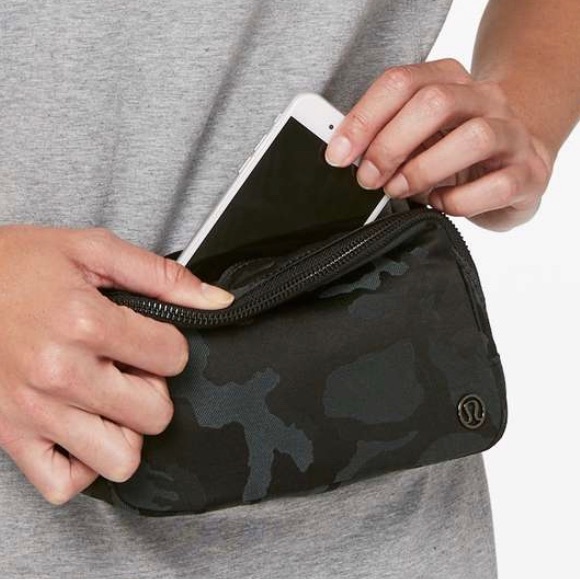 lululemon athletica Handbags - 🌟SALE🌟 Rare Lululemon OG Everywhere Belt Bag, Jacquard Camo Obsidian